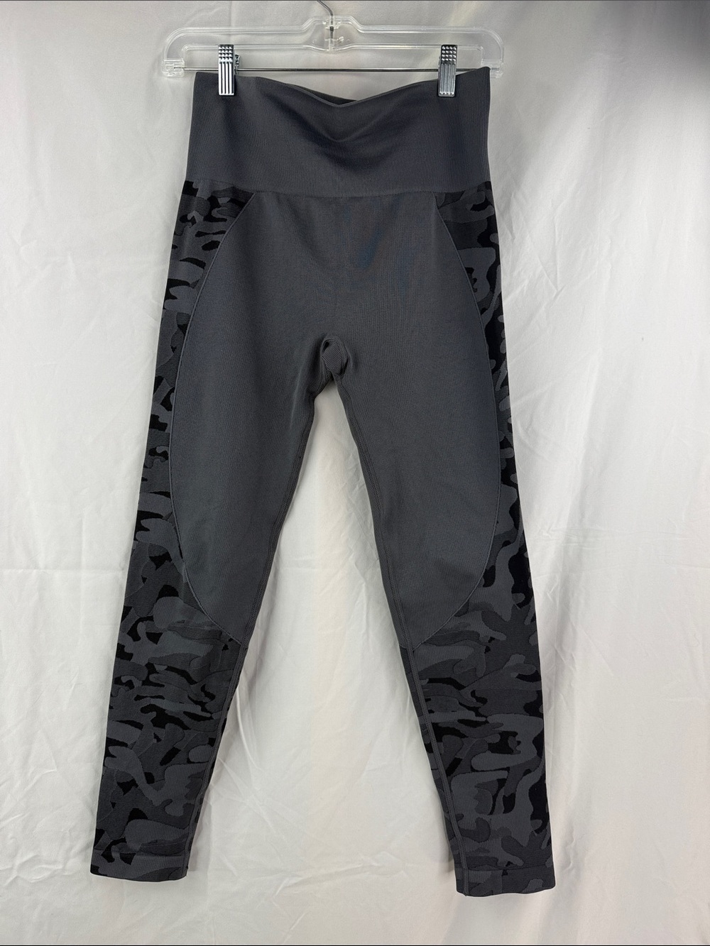 Zyia Active Women’s Size Medium Black & Gray Camo 24” High Rise Leggings EUC